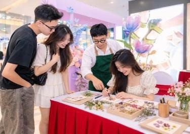 Đến Vincom dịp 20/10: Đi xe hoa hồng, tư vấn phong cách từ stylist, tận hưởng ngày hội "Chiều Nàng Như Ý" ảnh 10