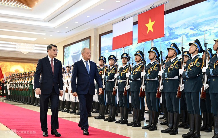 Thủ tướng Lê Minh Hưng chủ trì lễ đón Thủ tướng Ba Lan Donald Tusk ảnh 1