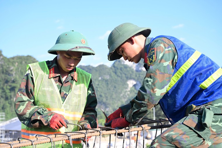 Những “người hùng” thầm lặng phía sau mái trường dân tộc nội trú vùng biên ảnh 6