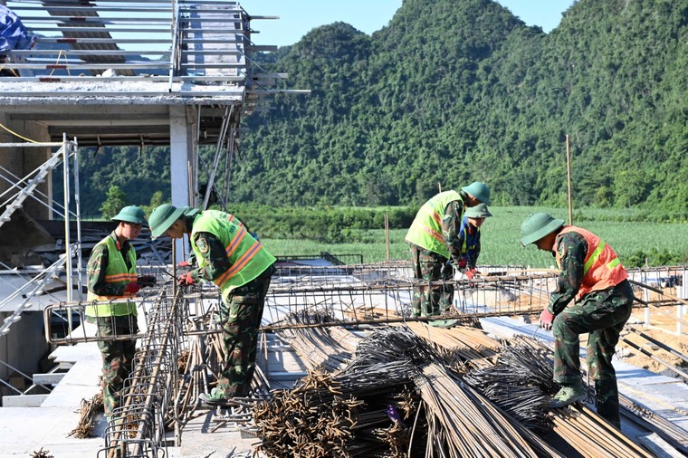 Những “người hùng” thầm lặng phía sau mái trường dân tộc nội trú vùng biên ảnh 5