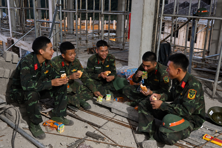 Những “người hùng” thầm lặng phía sau mái trường dân tộc nội trú vùng biên ảnh 9