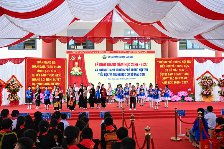 Những “người hùng” thầm lặng phía sau mái trường dân tộc nội trú vùng biên ảnh 1