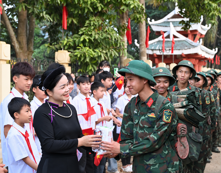 Những “người hùng” thầm lặng phía sau mái trường dân tộc nội trú vùng biên ảnh 13