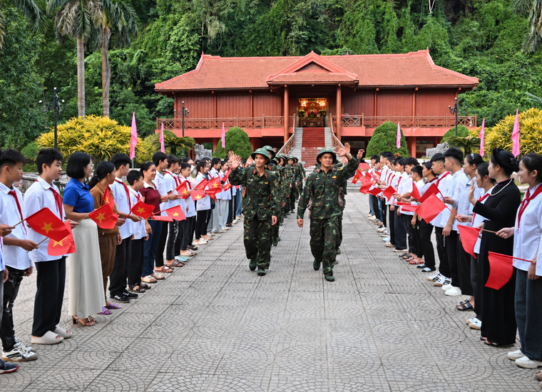 Những “người hùng” thầm lặng phía sau mái trường dân tộc nội trú vùng biên ảnh 12