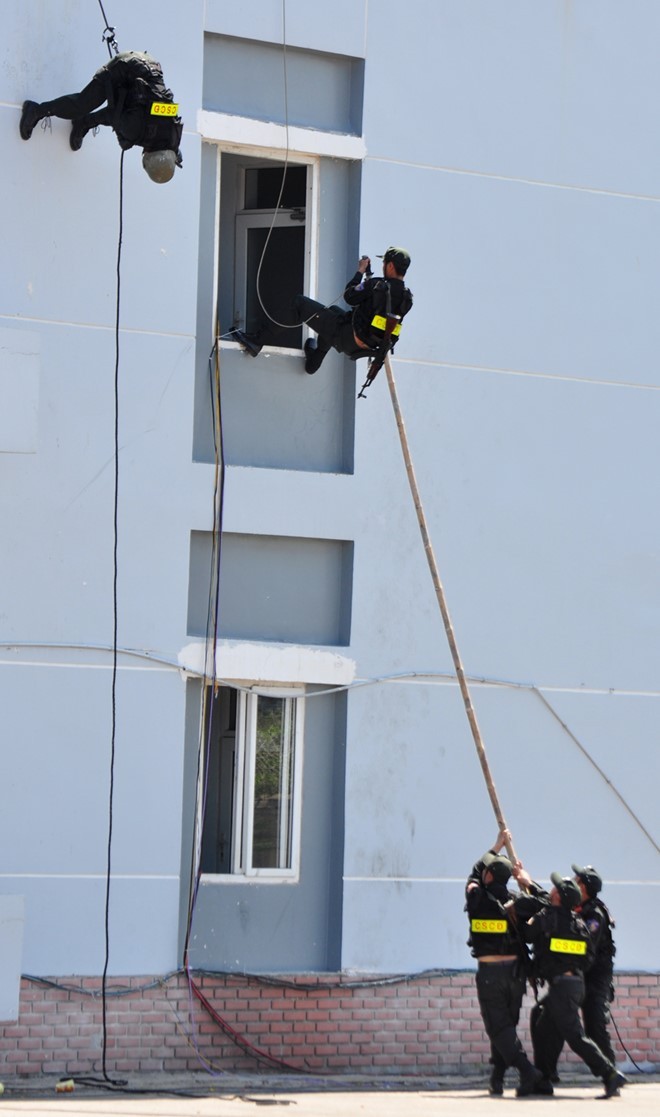 Diễn tập chống khủng bố ở nhà máy lọc dầu Dung Quất ảnh 6