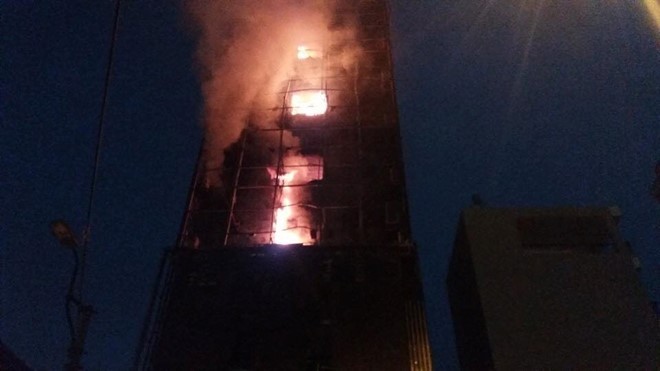 Hiện trường cháy quán karaoke 8 tầng ven sông Tô Lịch ảnh 3