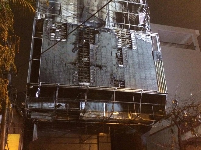 Hiện trường cháy quán karaoke 8 tầng ven sông Tô Lịch ảnh 9