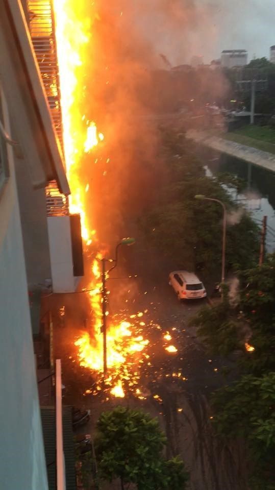 Hiện trường cháy quán karaoke 8 tầng ven sông Tô Lịch ảnh 1