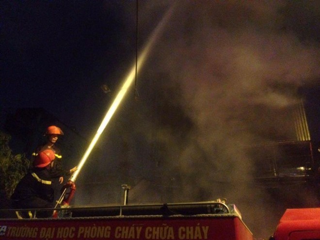 Hiện trường cháy quán karaoke 8 tầng ven sông Tô Lịch ảnh 2