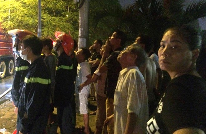 Hiện trường cháy quán karaoke 8 tầng ven sông Tô Lịch ảnh 10