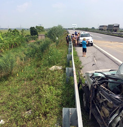 Innova nát bươm trên cao tốc Nội Bài – Lào Cai ảnh 1