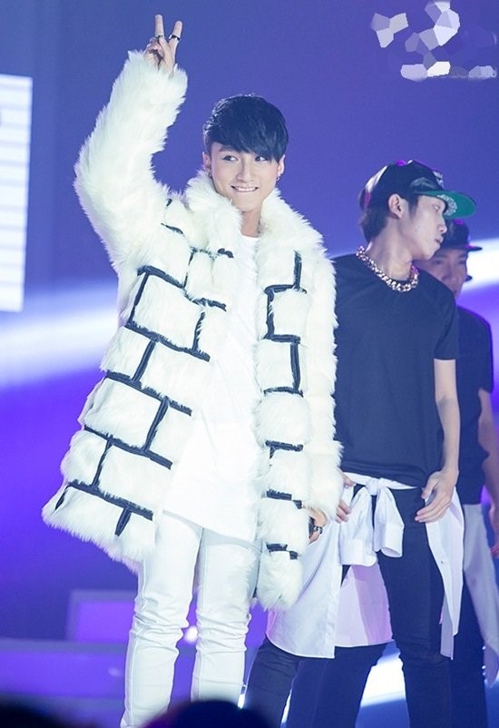 Những bộ cánh khó hiểu của Sơn Tùng MTP ảnh 10