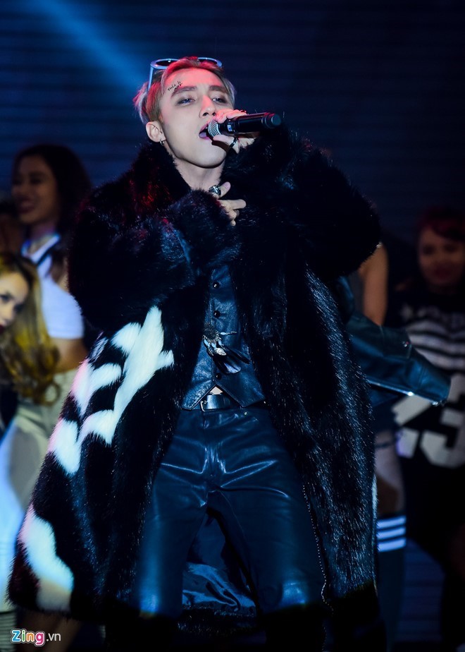 Những bộ cánh khó hiểu của Sơn Tùng MTP ảnh 8