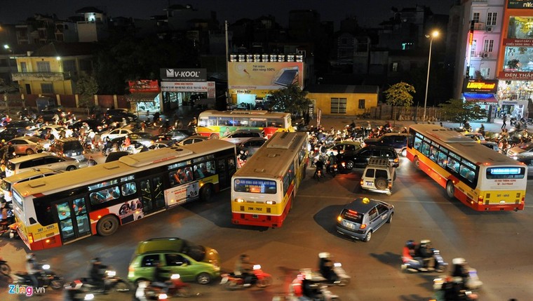 Đi tìm thủ phạm gây ùn tắc giao thông ở Hà Nội ảnh 17