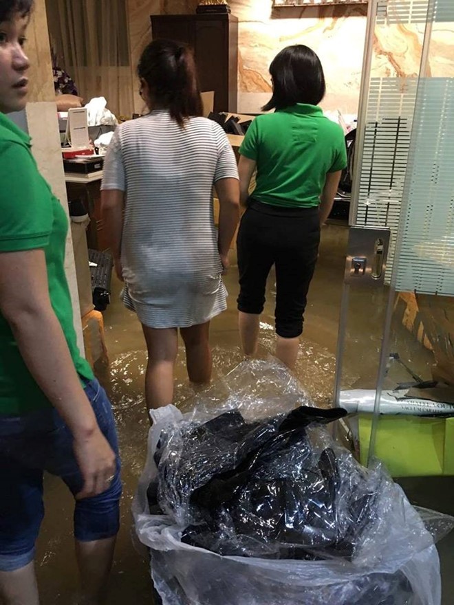 Biệt thự 3 triệu USD của Mr. Đàm bị ngập sâu sau mưa lớn ảnh 7