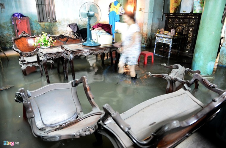 Sống chung với nước ngập cả ngày ở Sài Gòn ảnh 9