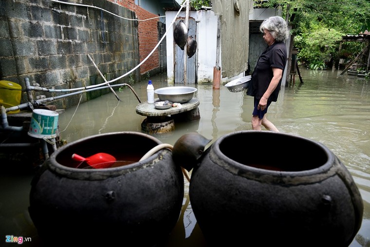 Sống chung với nước ngập cả ngày ở Sài Gòn ảnh 11