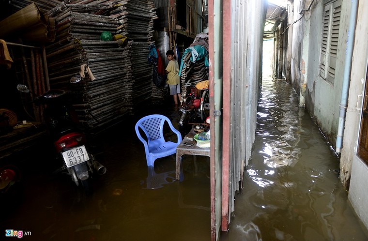 Sống chung với nước ngập cả ngày ở Sài Gòn ảnh 12