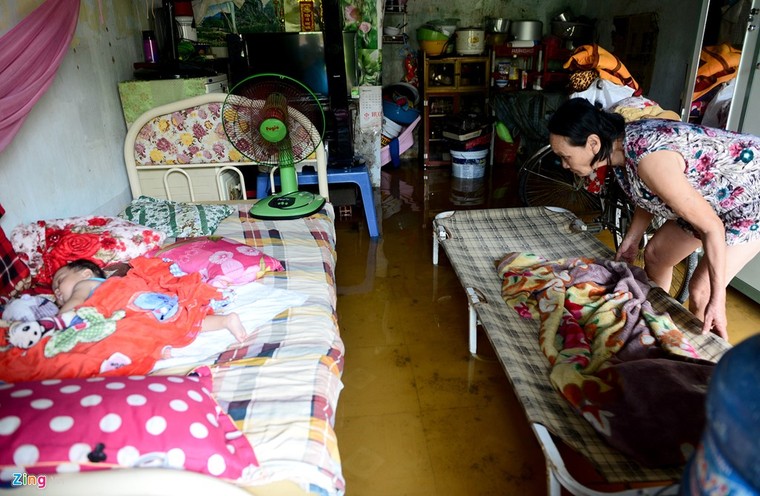 Sống chung với nước ngập cả ngày ở Sài Gòn ảnh 16