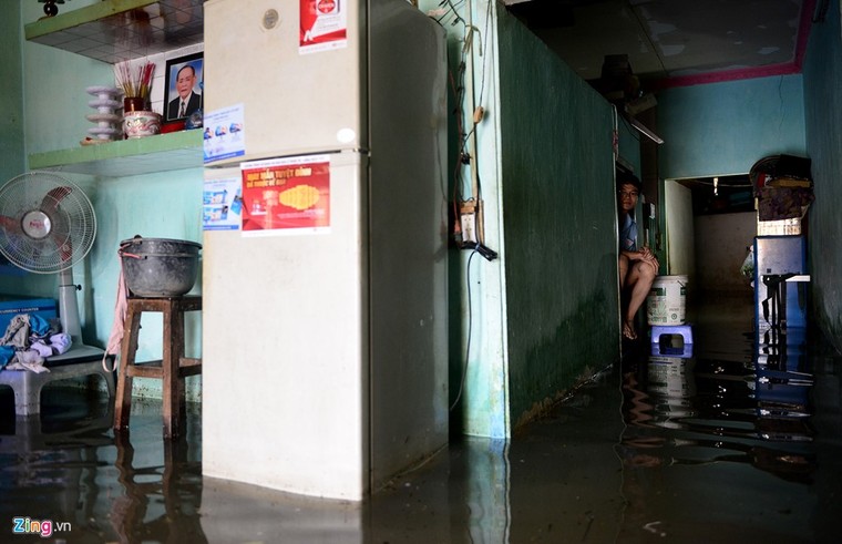 Sống chung với nước ngập cả ngày ở Sài Gòn ảnh 1