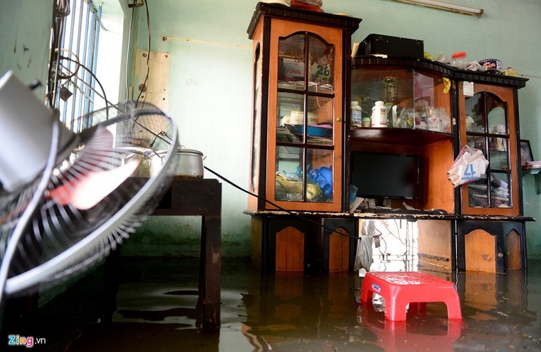 Sống chung với nước ngập cả ngày ở Sài Gòn ảnh 2