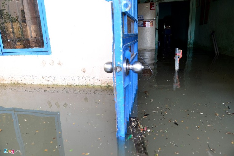 Sống chung với nước ngập cả ngày ở Sài Gòn ảnh 4