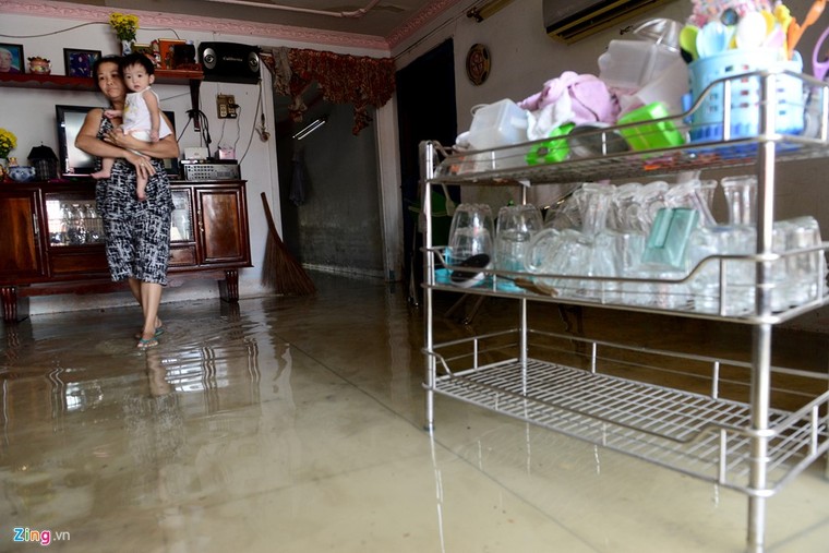 Sống chung với nước ngập cả ngày ở Sài Gòn ảnh 5