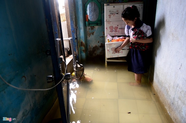 Sống chung với nước ngập cả ngày ở Sài Gòn ảnh 7