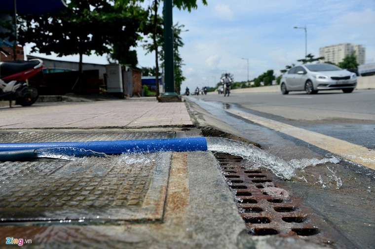 Sống chung với nước ngập cả ngày ở Sài Gòn ảnh 8