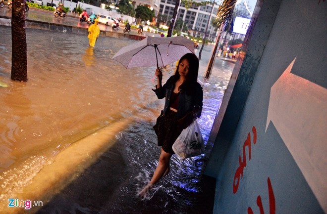 Sài Gòn mưa không lớn, đường Nguyễn Hữu Cảnh vẫn ngập nặng ảnh 9