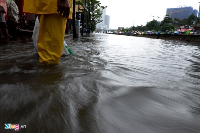 Sài Gòn mưa không lớn, đường Nguyễn Hữu Cảnh vẫn ngập nặng ảnh 11