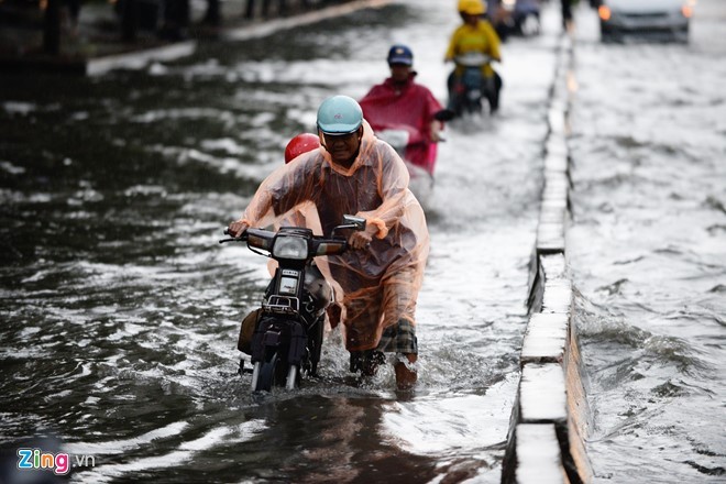 Sài Gòn mưa không lớn, đường Nguyễn Hữu Cảnh vẫn ngập nặng ảnh 1