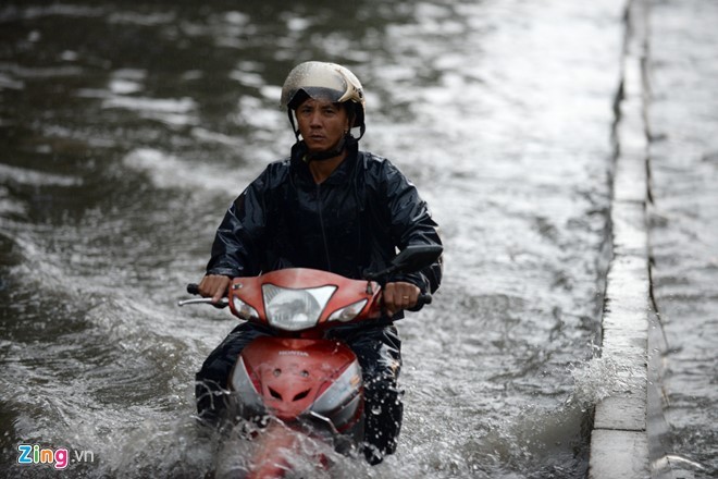 Sài Gòn mưa không lớn, đường Nguyễn Hữu Cảnh vẫn ngập nặng ảnh 2