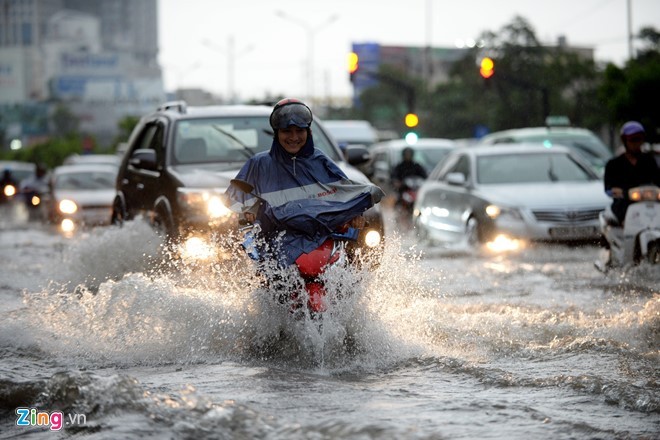 Sài Gòn mưa không lớn, đường Nguyễn Hữu Cảnh vẫn ngập nặng ảnh 3