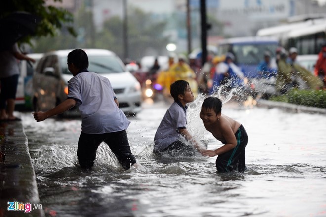 Sài Gòn mưa không lớn, đường Nguyễn Hữu Cảnh vẫn ngập nặng ảnh 5