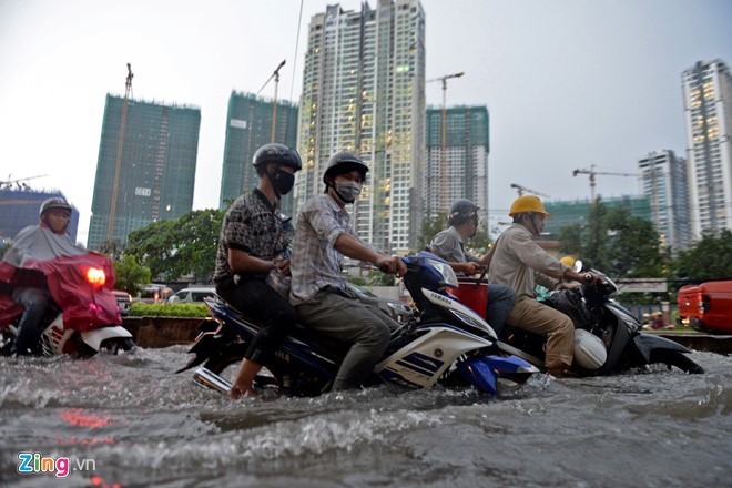 Sài Gòn mưa không lớn, đường Nguyễn Hữu Cảnh vẫn ngập nặng ảnh 6