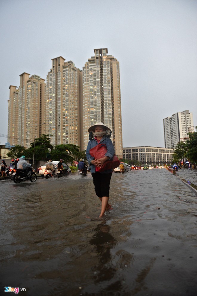 Sài Gòn mưa không lớn, đường Nguyễn Hữu Cảnh vẫn ngập nặng ảnh 8