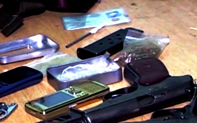 Đang bị truy nã vẫn mang theo 3 khẩu súng buôn ma túy ảnh 1