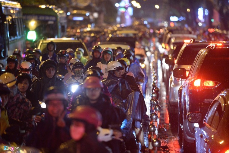 Duong pho Sai Gon lai 'ket cung' sau mua hinh anh 10