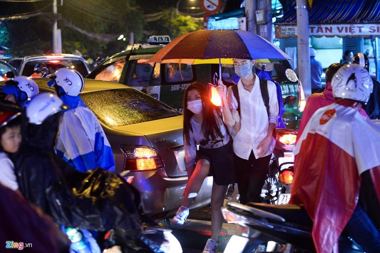 Duong pho Sai Gon lai 'ket cung' sau mua hinh anh 11