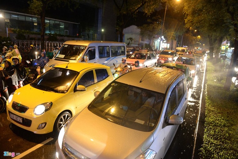 Duong pho Sai Gon lai 'ket cung' sau mua hinh anh 13
