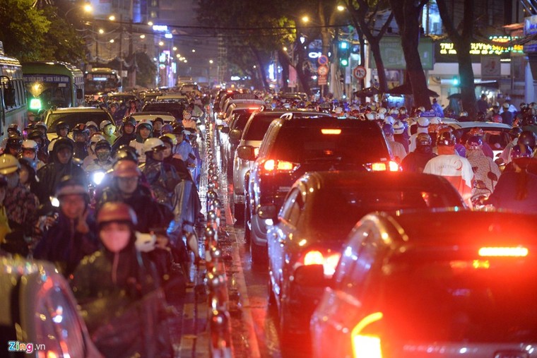 Duong pho Sai Gon lai 'ket cung' sau mua hinh anh 15