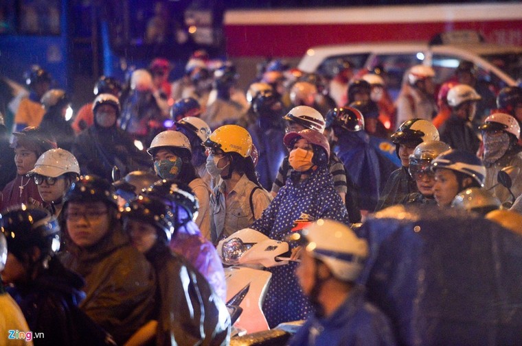 Duong pho Sai Gon lai 'ket cung' sau mua hinh anh 2