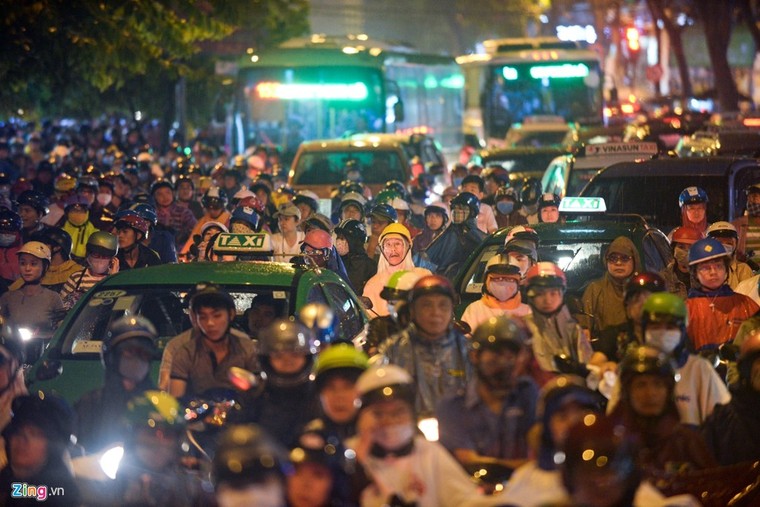 Duong pho Sai Gon lai 'ket cung' sau mua hinh anh 3