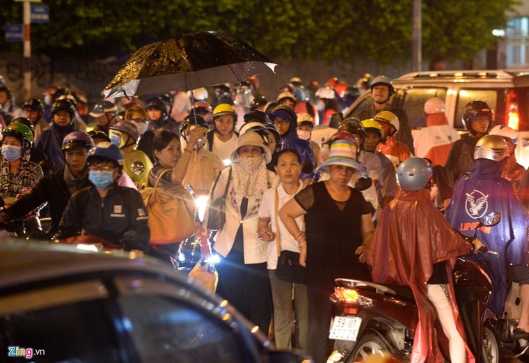 Duong pho Sai Gon lai 'ket cung' sau mua hinh anh 4