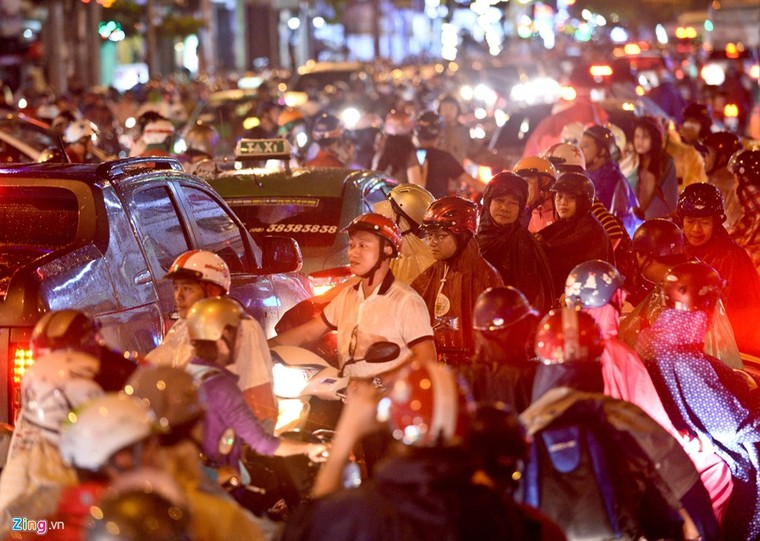 Duong pho Sai Gon lai 'ket cung' sau mua hinh anh 6
