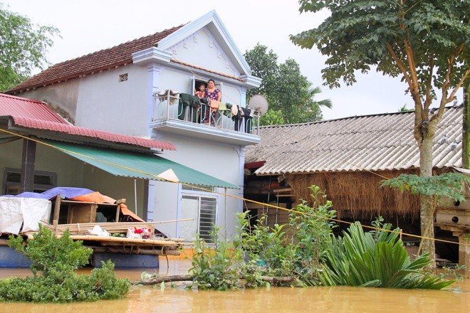 Lũ chưa rút, nhiều người dân Hà Tĩnh cạn kiệt đồ ăn ảnh 3