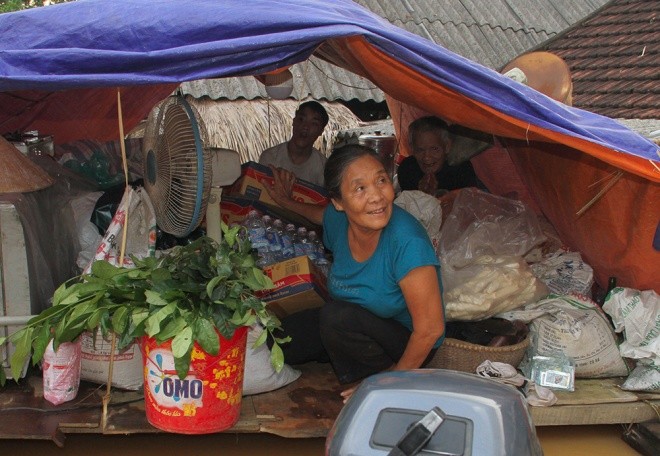 Lũ chưa rút, nhiều người dân Hà Tĩnh cạn kiệt đồ ăn ảnh 7