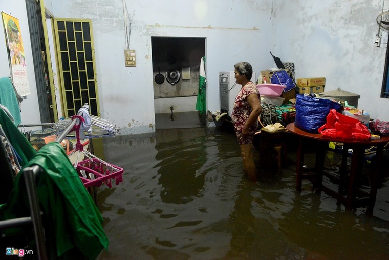 Vỡ bờ bao khi triều lên, khu dân cư ở TP.HCM ngập nặng ảnh 2