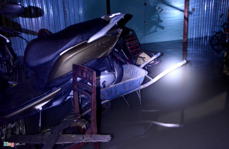 Vỡ bờ bao khi triều lên, khu dân cư ở TP.HCM ngập nặng ảnh 4